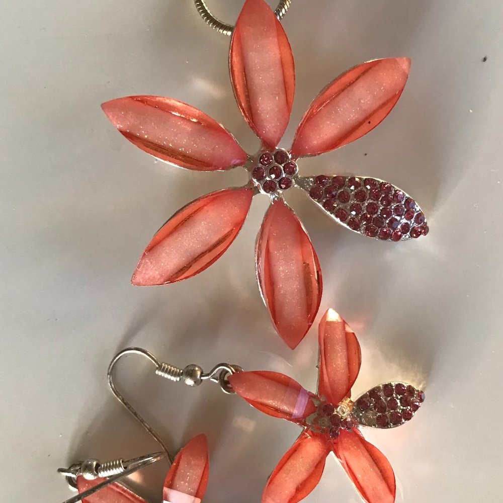 Flower neckless with matching earrings